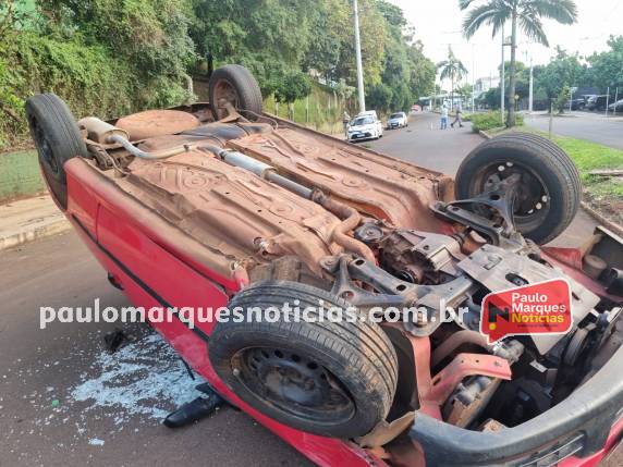 Motorista de 27 anos foi socorrido pelos bombeiros e encaminhado ao hospital