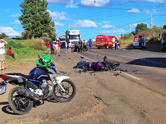 Colisão envolveu carro e duas motocicletas; vítimas foram socorridas em estado grave