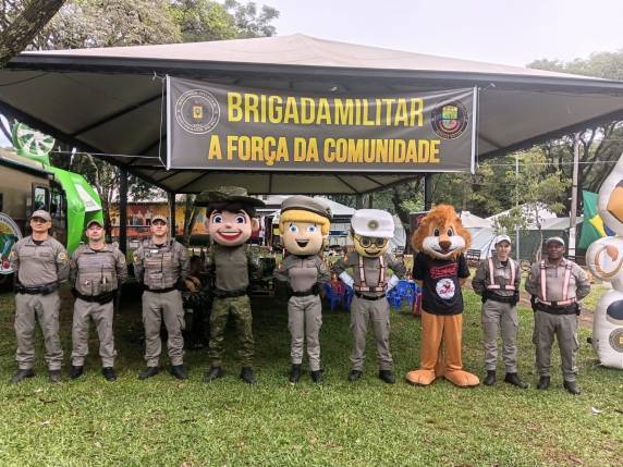 Espaço da Brigada Militar na Fenasoja 2026 reúne atrações educativas, interativas e atividades para toda a família, promovendo integração entre comunidade e forças de segurança.