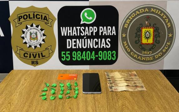 Suspeita, que já possui antecedentes e usava tornozeleira eletrônica, foi flagrada após venda de cocaína; mais entorpecentes foram encontrados escondidos em bicicleta