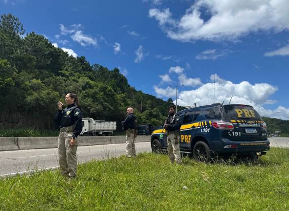 Ações reforçadas da PRF resultam em mais fiscalizações e redução de mortes nas rodovias federais gaúchas durante o feriado do Dia do Trabalho 2026