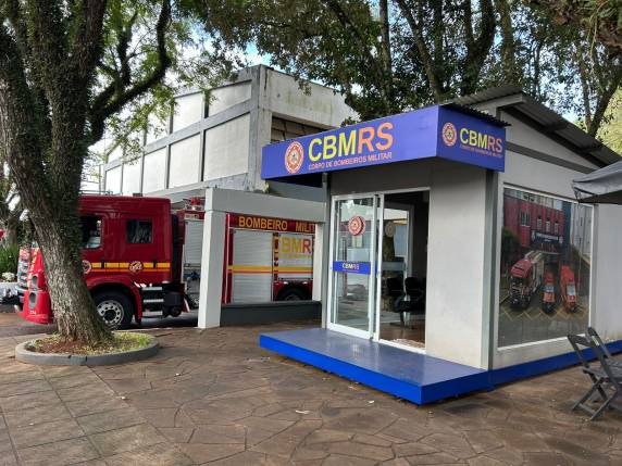 Corpo de Bombeiros Militar reforça segurança com equipe, ambulância e caminhão de combate a incêndio durante toda a programação da Fenasoja em Santa Rosa.