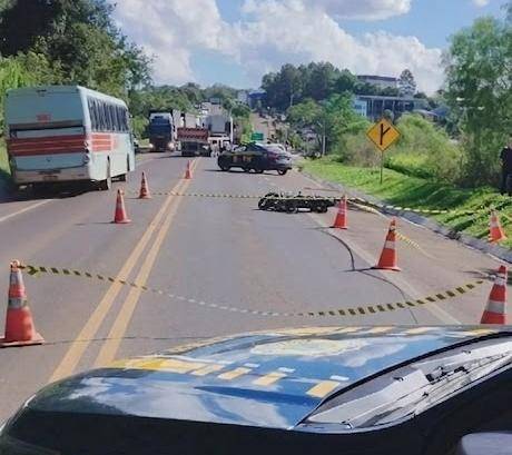 Colisão lateral entre motocicleta e caminhão ocorreu na tarde desta terça-feira (5); rodovia ficou bloqueada durante o atendimento da ocorrência