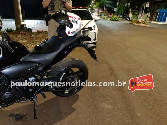 Condutor de motocicleta relatou que carro teria realizado conversão sem sinalizar e deixou o local após a colisão