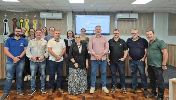 Reunião contou com representantes da ONG Anjos do Bem, clínicas veterinárias, Prefeitura e vereadores para avançar projeto de habilitação do município ao recebimento de recursos destinados à proteção animal