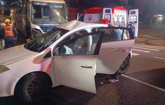 Acidente ocorreu durante a madrugada desta sexta-feira (8); motorista do Fiat Bravo fugiu do local após a colisão