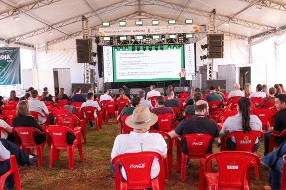 Especialista da FEPAM orienta produtores sobre legislação ambiental e termos de cooperação da Mata Atlântica durante a Fenasoja 2026.