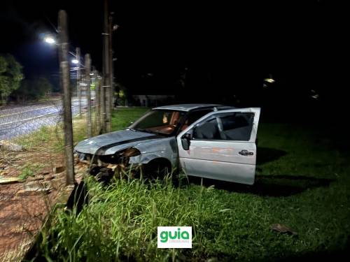 Motorista perdeu o controle do veículo, derrubou cerca e atingiu goleira da Afucomaio; apesar do susto, ninguém ficou ferido