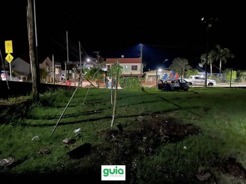 Motorista perdeu o controle do veículo, derrubou cerca e atingiu goleira da Afucomaio; apesar do susto, ninguém ficou ferido