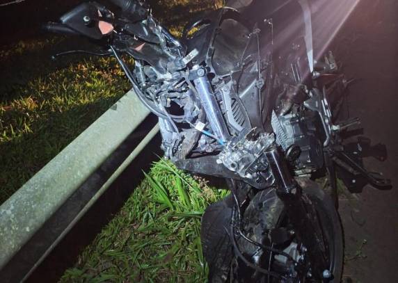 Acidente ocorreu na madrugada deste domingo (10) e envolveu um carro e uma motocicleta no km 120 da rodovia