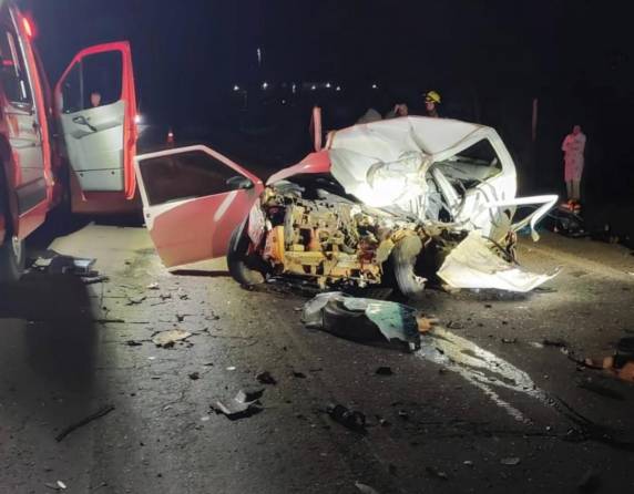 Colisão entre carro e caminhão mobilizou Bombeiros, SAMU, Brigada Militar e PRF na noite desta segunda-feira (11)
