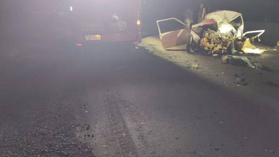 Colisão entre carro e caminhão mobilizou Bombeiros, SAMU, Brigada Militar e PRF na noite desta segunda-feira (11)
