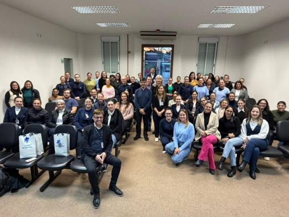 Palestra promovida pelo Hospital Vida & Saúde reuniu profissionais da Enfermagem e representantes do Cofen e Coren-RS para debater os pilares essenciais do cuidado em saúde durante a Semana da Enfermagem.