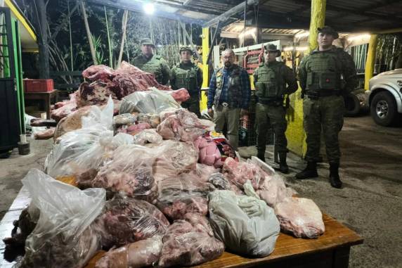 Também foram localizados raticidas, produtos de limpeza e sanitizantes fora do prazo, além de mercadorias com indícios de remarcação da data de validade