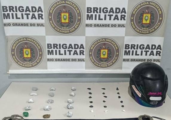 Suspeito foi flagrado com porções de cocaína e maconha no bairro Morada do Sol; motocicleta utilizada na ação foi apreendida