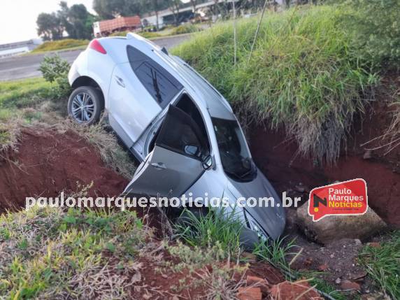 Caminhoneta caiu em um buraco no ?Trevo do Pica-Pau?; passageiro idoso saiu ileso do acidente