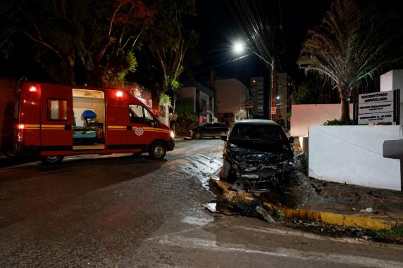 Colisão ocorreu na madrugada deste domingo (17) e deixou veículos destruídos; criança foi atendida pelas equipes de socorro