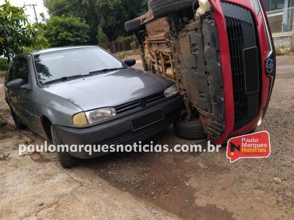 Acidente com danos materiais foi registrado na tarde deste domingo (17), na Rua Consolata; condutor não ficou ferido
