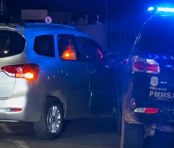 Colisão aconteceu na Avenida Brasil no fim da tarde desta segunda-feira (18). Segundo informações preliminares, motorista de uma Chevrolet Spin teria cortado a frente de uma viatura da Polícia Federal ao acessar o Bourbon. Apesar do impacto, ninguém ficou ferido.