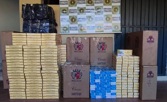 Ação realizada durante a Operação Protetor de Divisas e Fronteiras resultou na apreensão de veículo e carga avaliada em mais de R$ 141 mil; suspeito fugiu para área de mata