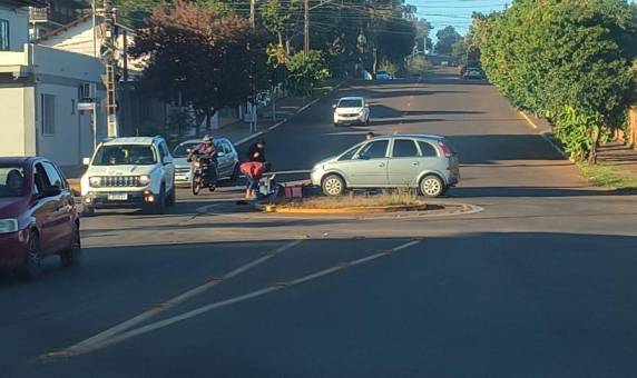 Acidente foi registrado na manhã desta quarta-feira (20), em uma rotatória no cruzamento das ruas Aristeu Pereira e Manaus