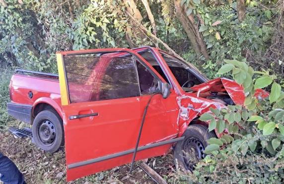 Acidente ocorreu no acesso ao município; caroneira da Saveiro foi socorrida pelo SAMU e encaminhada ao hospital