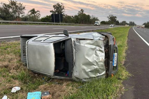 Veículos capotaram no km 27 da rodovia. Vítimas receberam atendimento médico
