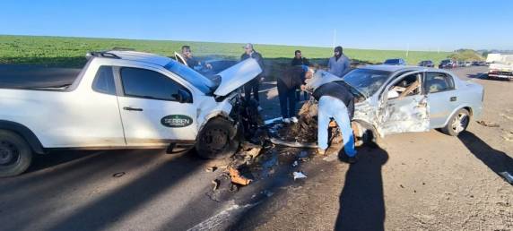 Acidente envolvendo uma Fiat Strada e um GM Astra mobilizou Bombeiros, SAMU e equipes de resgate na manhã desta quinta-feira (21)