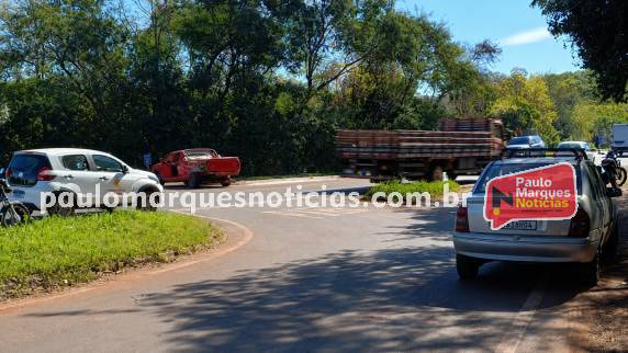 Colisão entre caminhonete e moto mobilizou SAMU, Corpo de Bombeiros, CRBM e IGP no Trevinho dos Fundos do Bairro Sulina