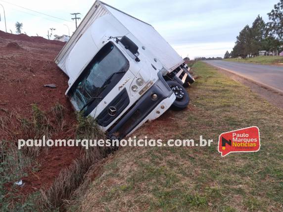 Motorista de 24 anos foi socorrido pelo Corpo de Bombeiros após acidente registrado na manhã desta sexta-feira (22)